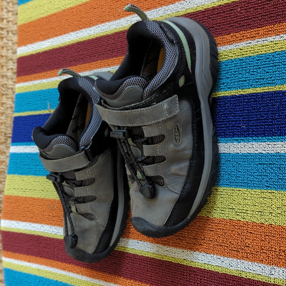 Keen waterproof hiking shoes ,boys size 13